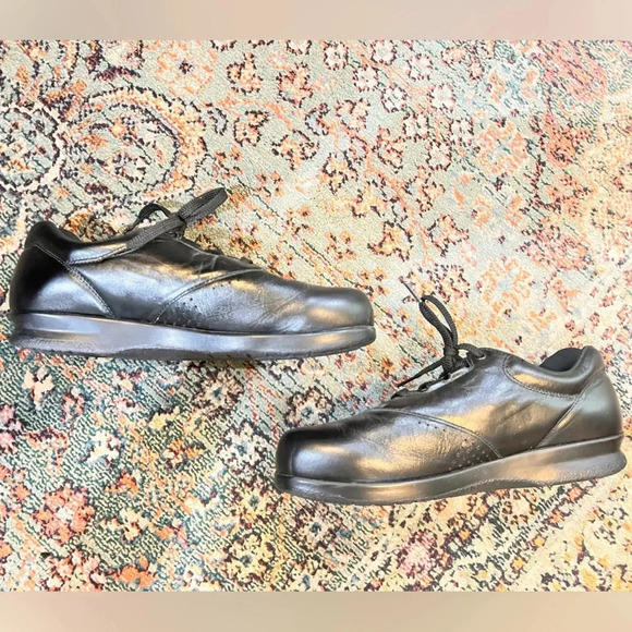 FINAL PRICE DROP Ladies Sas Black Leather Shoes - Picture 3 of 6